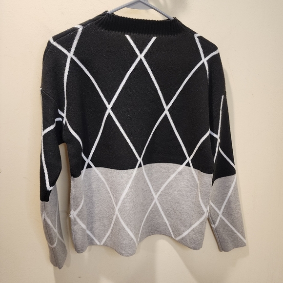 B by belldini Black and Gray Geometric Sweater size M - Picture 4 of 8